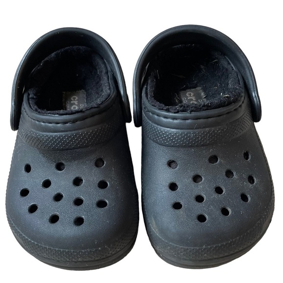 CROCS Other - Crocs Black Fuzzy Lined Clogs Size 6
